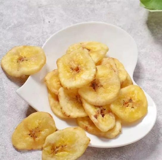 chips de banane frites fabriquées par une usine de transformation commerciale de chips de banane