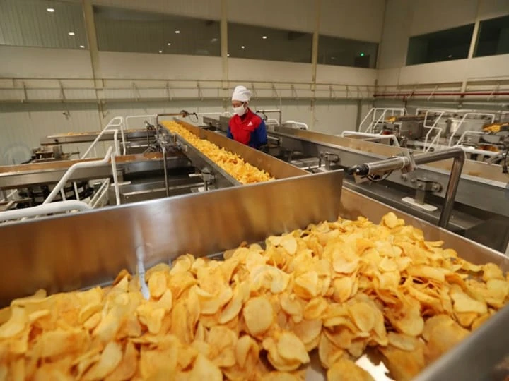 The machine produces potato chips with high efficiency and high output.