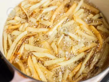 Make french fries with frying machine